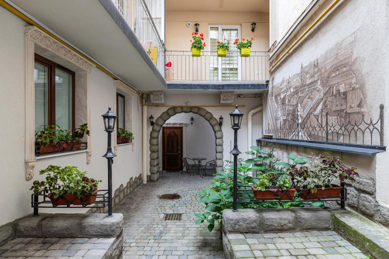 Rynok Square City Center Two Bedroom Apartment! Leopoli Esterno foto