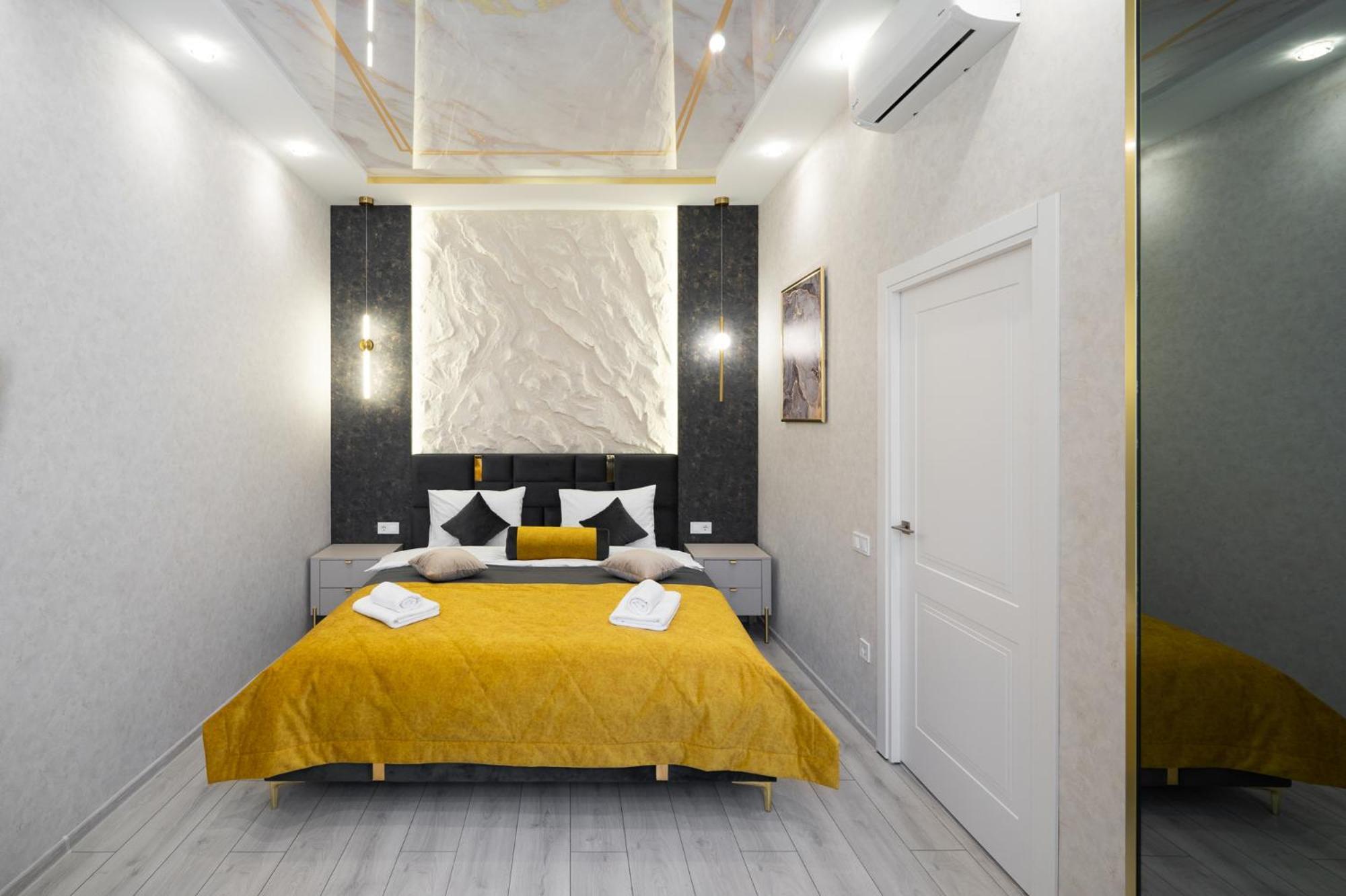 Rynok Square City Center Two Bedroom Apartment! Leopoli Esterno foto